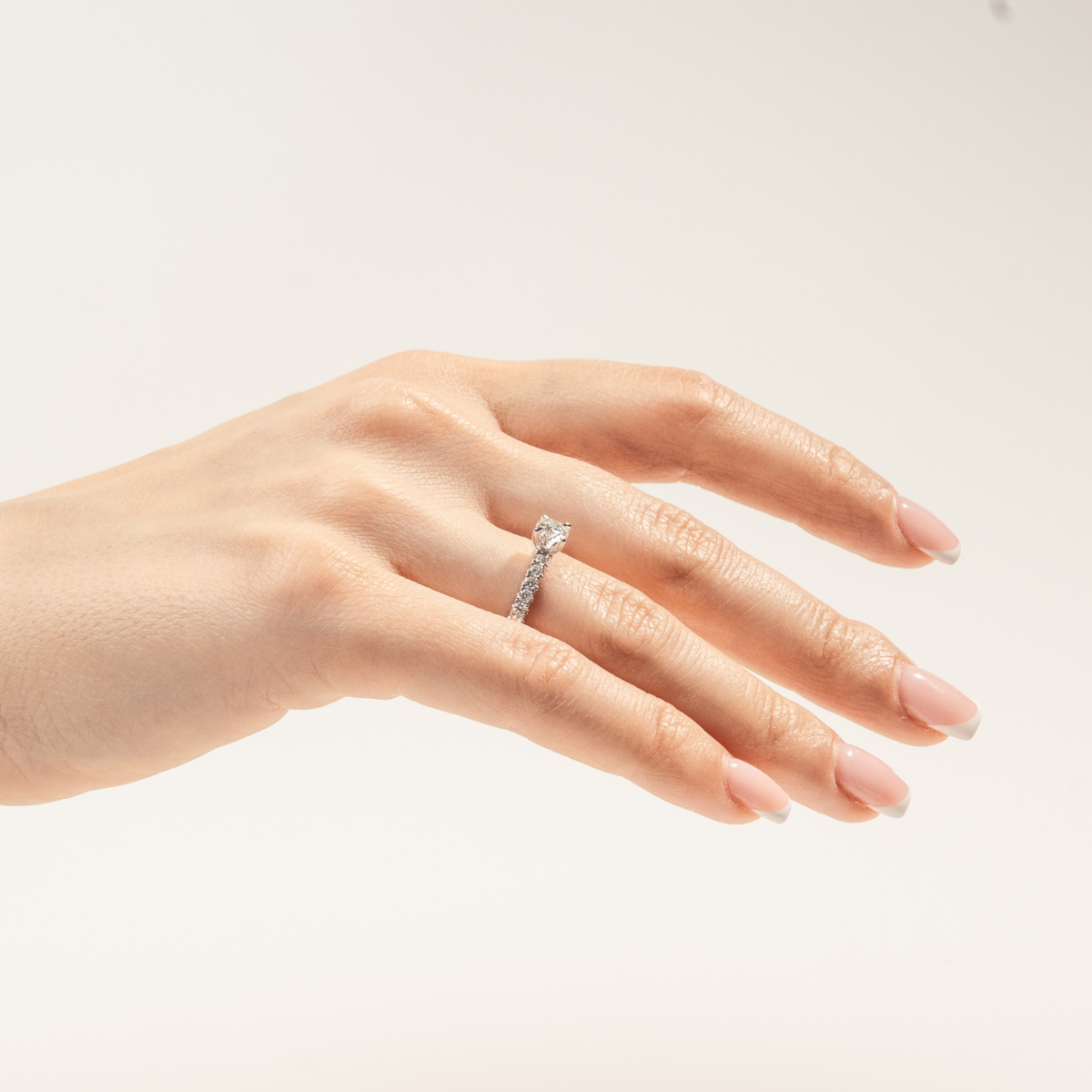 Prsteň Évry - biele zlato s prírodným diamantom
